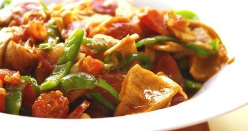 教你轻松做出美味洋葱炒面筋（家庭厨房必备，美味又营养，洋葱炒面筋的制作方法）