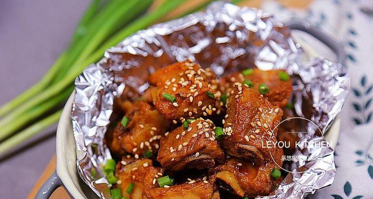 美味烤排骨的秘密——锡纸包烤排骨（以锡纸包裹，焦香酥嫩的口感让你回味无穷）