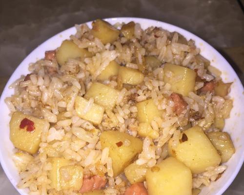 美味易做的土豆蛋炒饭（快速入门，轻松自制）
