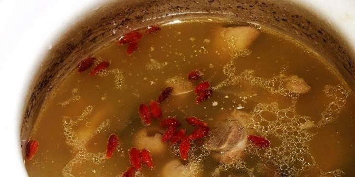 美味健康，山药桂圆老鸭汤的制作方法（营养丰富，鸭肉与山药的完美配搭）
