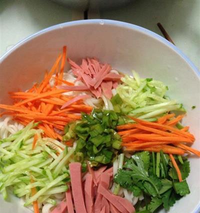 学会制作清爽爽口凉面，让夏日更美好（冷餐美味，简单易学，凉拌技巧大揭秘）
