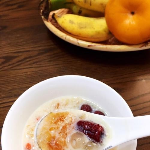 桃胶雪燕皂角米羹，营养美味的传统甜品（经典美食，甜蜜口感，清凉降火，滋补身体）