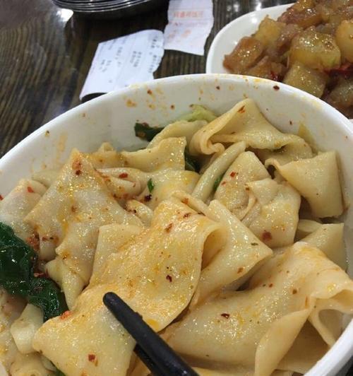 探秘油泼裤带面——陕西八大怪之一（传统美食的独门秘籍与制作技巧）