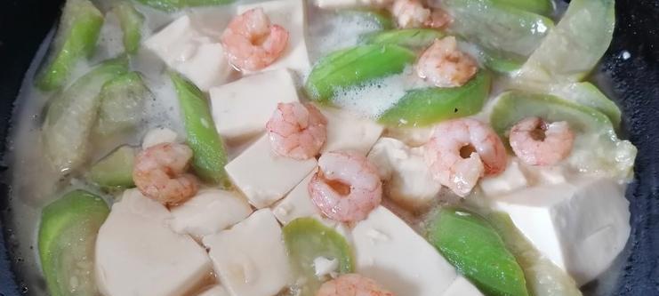 丝瓜虾仁煲——一道健康美味的家常菜（丝瓜和虾仁的完美组合，主要）