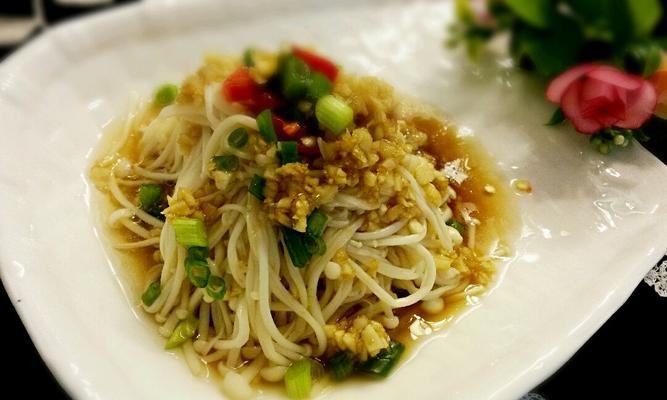 双彩拌金针菇，营养美味的健康菜（做法简单，色香味俱佳，营养丰富的双彩拌金针菇）