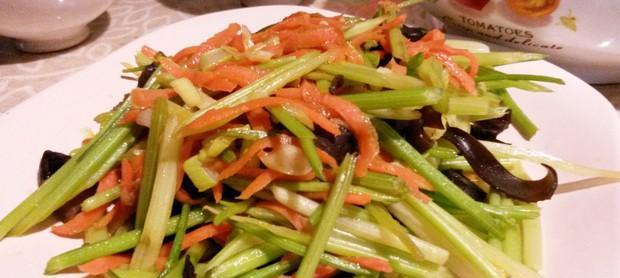 双蔬炒米芹菜胡萝卜的做法（色香味俱佳，营养丰富的双蔬炒米芹菜胡萝卜）