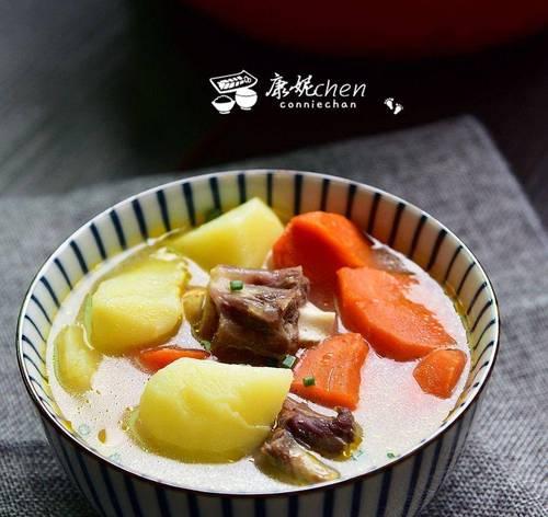 土豆牛骨头胡萝卜炖汤的做法（家庭美食养生必备，营养丰富好喝）