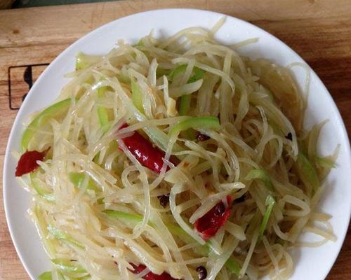 羊肉卷爆炒土豆丝（家常美味，丰富口感）