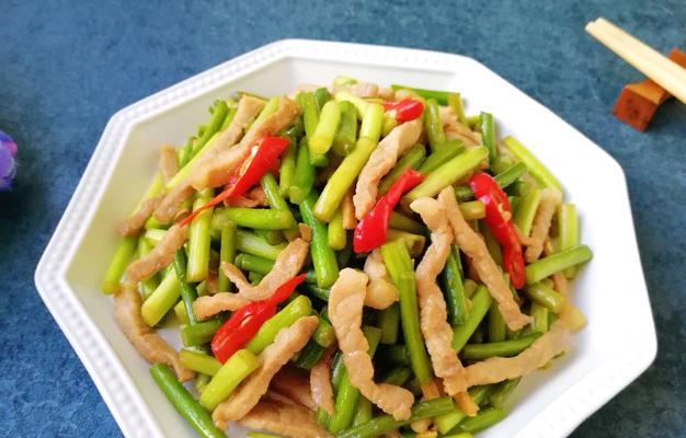 以蒜苔炒熟肉（健康美味，营养丰富）