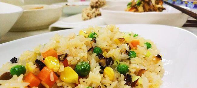 豌豆玉米五彩炒饭，一道美味又营养的家常菜（用五彩缤纷的蔬菜，做出色香味俱全的美食佳品）