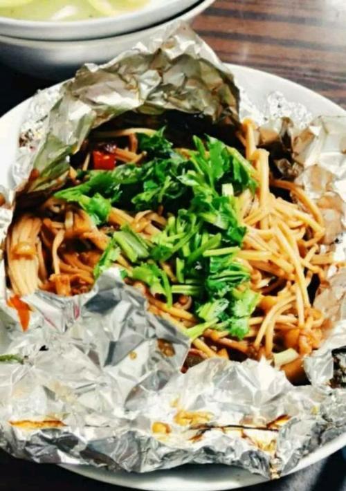 蒜蓉锡纸金针菇的美味做法（简单易学的家常做法，让你秒变厨神！）