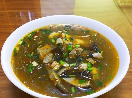 酸菜鸭血粉丝煲的美味制作（家常美食，让你爱上酸甜口感）