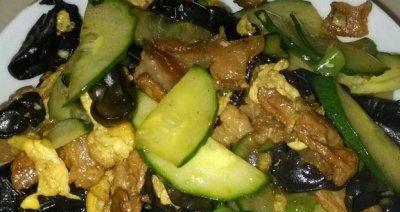 美味健康的鲜蘑炒黄瓜，清爽美味又营养（香脆黄瓜与鲜美蘑菇的完美结合，提高免疫力又养颜护肤）