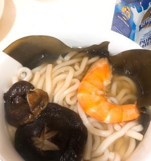 冬日暖胃必备，教你轻松做一碗美味的乌冬汤面（家常料理，营养美味又简单，快来学习吧！）