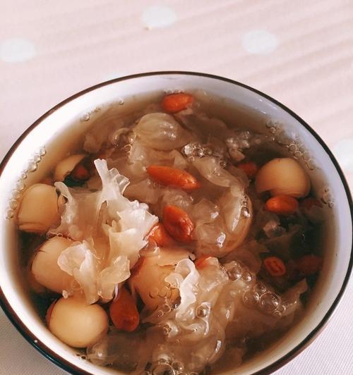 甜而不腻的鲜龙眼红枣甜汤（让你在冬季温暖过冬的营养饮品）