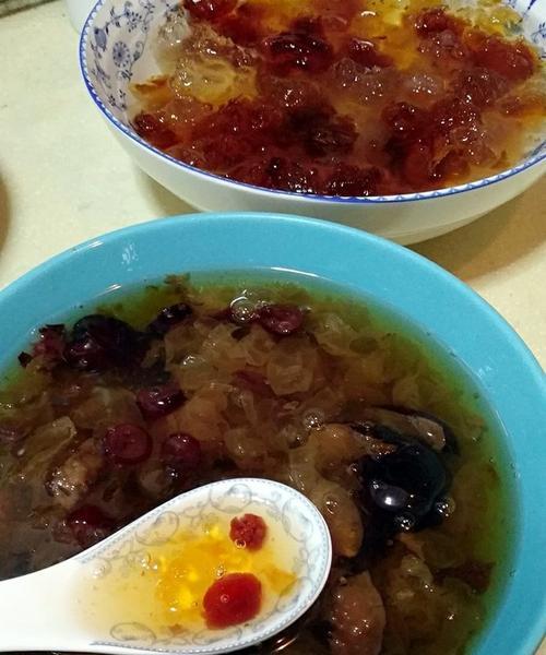 桃胶银耳蔓越莓糖水的做法（提高免疫力，美容养颜，女性必备的健康饮品）