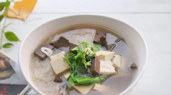 美味可口的羊血豆腐煲（一道香气扑鼻的家常菜）