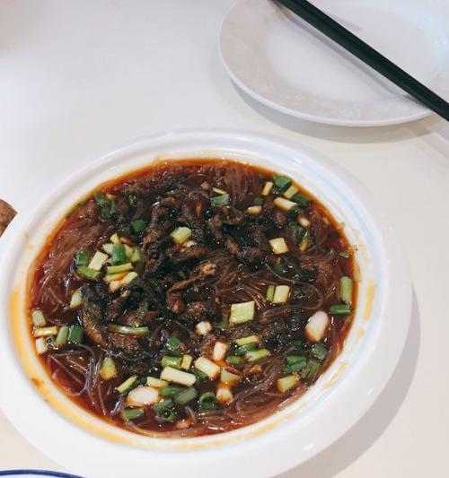以鳝段粉丝为主的美食做法（鳝段粉丝的制作方法、食材搭配及口感）
