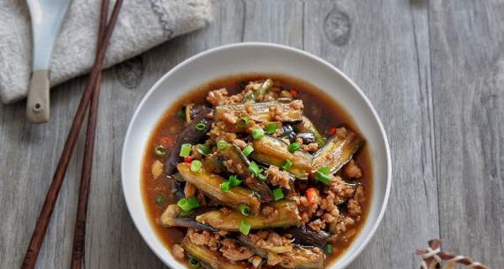 肉末油淋茄片（美味又营养的家常菜）