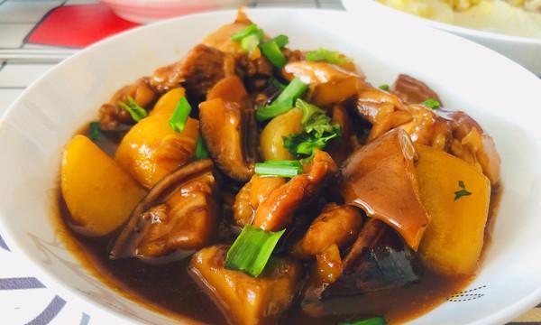 香菇土豆烧鸡腿的美味做法（健康营养的美味佳肴，用“土豆”变身高大上）