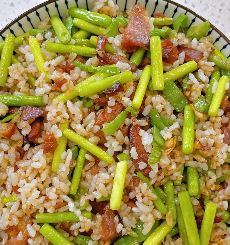 用咸米饭做出美味佳肴的方法（做出口感绝佳的咸米饭美食）