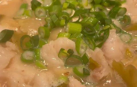 酸菜豆腐锅，口感鲜美，营养丰富（又酸又香的美食体验，家庭必备）