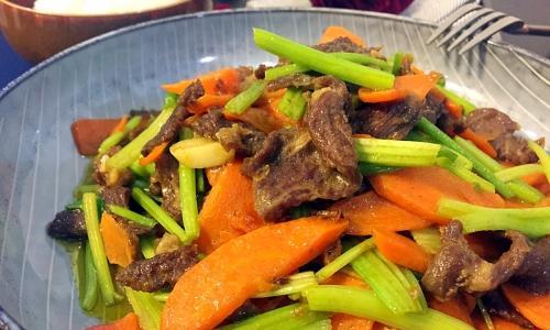 家常美食（营养美味，健康早餐首选；以香芹为主料，入味炒出嫩滑牛肉；）