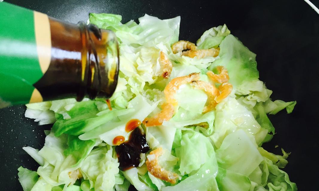 虾米炒卷心菜，清爽口感，营养丰富（一道简单易学的家常菜，健康又美味）