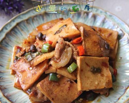 双椒牛肉小炒，好吃又下饭（快来学习制作这道美味佳肴，让你的家人朋友大呼过瘾！）