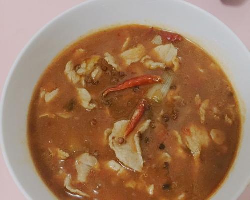如何制作美味可口的水煮肉圆（一步步教你制作清爽味美的水煮肉圆）