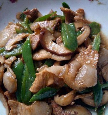 五花肉炒圆椒，香气四溢（掌握烹饪技巧，做出美味佳肴）