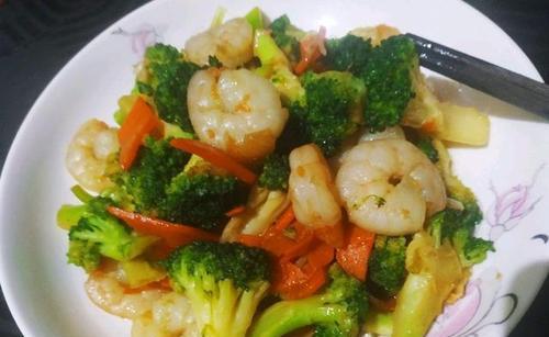 如何制作美味的以西兰花炒虾球（简单易学，口感丰富，虾球香嫩，花椰菜爽脆，味道丰富）