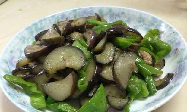 清爽夏日凉拌茄子辣椒（以烧茄子和烧辣椒为主的健康美食）