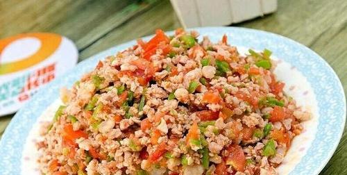 红三剁的制作方法（云南名菜的经典美食制作技巧）