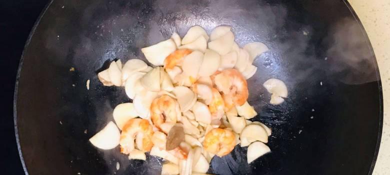 虾仁爆炒杏鲍菇——美味健康的家常菜（家庭厨房实用菜谱，让你轻松做出口感鲜美的虾仁杏鲍菇）
