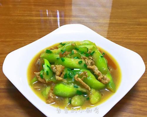 蒜香丝瓜炒肉（清爽爆香，家常下饭的佳品）