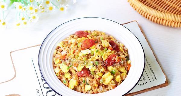 三丁鸡蛋炒饭的做法（美味可口，简单易学）