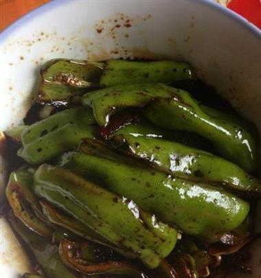用特色腌制方作美味朝天椒（如何利用传统技艺制作鲜美可口的朝天椒）