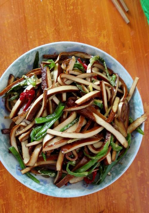 甜椒炒豆腐干的做法（如何制作一道美味又健康的素菜）