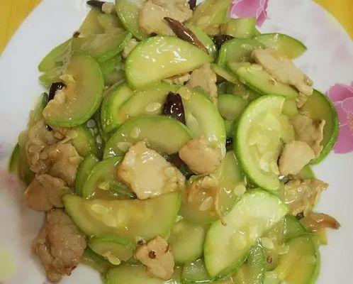 简单易做的肉末炒西葫芦（口感鲜美，营养丰富，快速上手；肉末，西葫芦，炒菜）