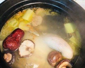 学会以沙锅煲鸡汤，健康养生不难（一锅鸡汤，滋补全家人，沙锅煲的技巧和要点）