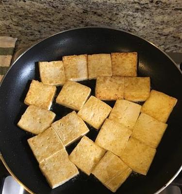 一口香脆，尽在以油煎豆腐（传统豆腐新吃法，口感翻新，油煎鲜美不可挡）