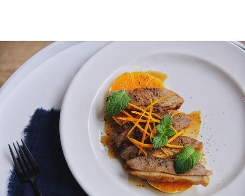 香煎橙味鸭胸配焦糖橙味汁的制作方法（享受美味与美景，感受橙色的温暖）