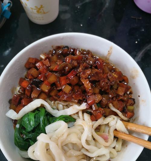 五彩炸酱面，让你品尝不一样的美味（制作技巧与口感的完美结合，享受丰富多彩的味蕾体验）