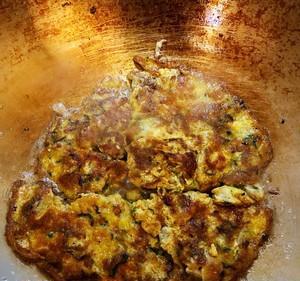 美味佳肴（用新鲜生蚝与鸡蛋烹制的一道精致美食）