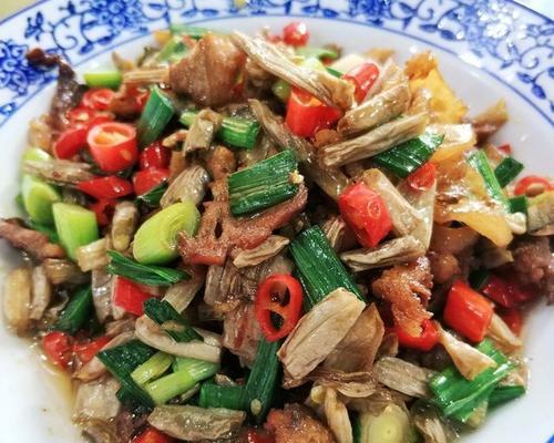 酸豆角鱼的做法（口感鲜美，营养丰富的家常菜）