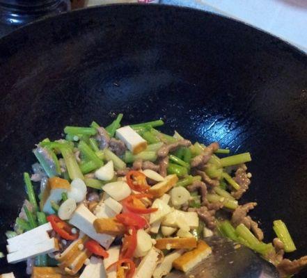 香熏干芹菜肉片的制作方法（自制美味健康的干芹菜肉片，让你拥有一份特别的风味）