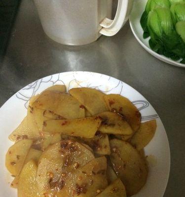 美味可口的孜盐土豆片烹饪方法（用土豆和孜然做最好吃的零食）