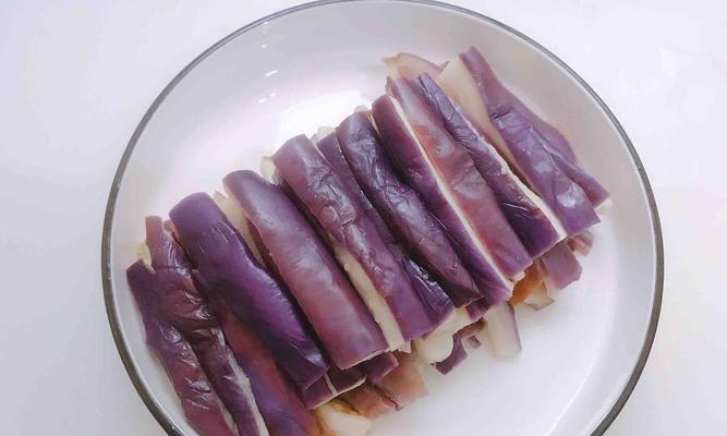 特辣无油鸡胸蒸茄子——健康美味双不误（享受低卡、高蛋白的美味体验）