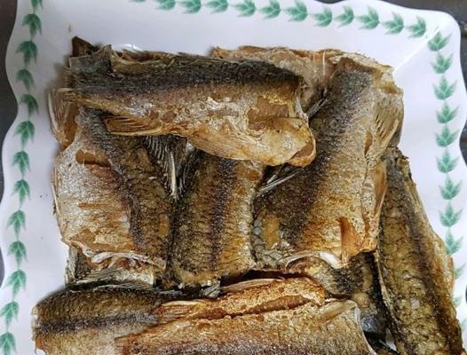 如何制作美味香酥野鲫鱼（用油炸的方式制作，让你的味蕾欲罢不能）